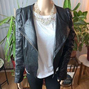 ⭐️Classic Fashion Black Faux leather Jacket (m) ⭐️